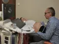 Lekarz wykonuje usg 3 trymestru. Na ekranie widać obraz dziecka.