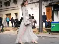 Elegante outfit vestido invierno con falda de tul bordada y jersey gris. Bolso Dior y zapatos de tacón completan el look.