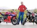 Mężczyzna w czerwonym swetrze prezentuje dwa motocykle Honda: sportowy CBR i naked bike CB650R.