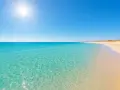 Spiagge di Santa Maria di Leuca: acque cristalline e sabbia dorata sotto un sole splendente. Un paradiso per rilassarsi.