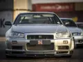 Srebrny Nissan GTR R34, ikona motoryzacji. Zastanawiasz się nad nissan gtr cena? Ten klasyk wciąż budzi emocje.