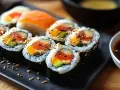 Pyszne domowe sushi z łososiem, awokado i mango, posypane sezamem, gotowe do zanurzenia w sosie sojowym.