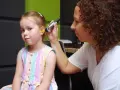 Badanie słuchu u dziecka, które może mieć problemy z przetwarzaniem słuchowym.