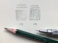 Porównanie ołówka tradycyjnego HB i automatycznego 2B. Rysunki pokazują różnicę w kryciu grafitu.