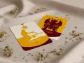 Tarot de La Estrella y El Diablo, con siluetas doradas sobre fondo blanco y amarillo.