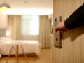 Otwieranie drzwi do hotelowego pokoju to pierwszy krok w nauce, jak prowadzić hotel. Czystość i komfort czekają w środku.