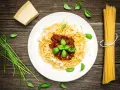 Szybkie spaghetti z sosem ze słoika - proste przepisy na obiad
