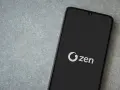 Telefon z logo Zen. Nawet komornik potrzebuje chwili spokoju.