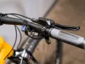 Manetka przerzutek w rowerze, z widocznym wskaźnikiem biegu. Gotowy na każdą trasę!
