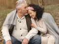 Para spędza czas na łonie natury, czule przytulanie się i dzielenie ciepłem pod kocem.