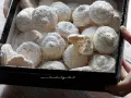 Deliziosi biscotti al cocco, soffici e ricoperti di zucchero a velo, pronti per essere gustati.