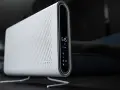 Un moderno ionizador blanco con pantalla digital, que muestra la calidad del aire y los ajustes.
