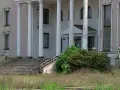 Hotel Murat w Wejherowie z kolumnami i schodami prowadzącymi do wejścia.
