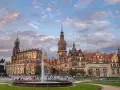 Zamek w Dreźnie z fontanną i pomnikiem konnym na placu. Architektura zachwyca o zachodzie słońca.
