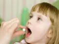 Dziecko przyjmuje tabletkę. Czy podczas odrobaczania dziecko może chodzić do przedszkola? Zależy od leku i samopoczucia malucha.