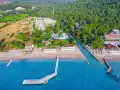 Widok z lotu ptaka na hotel z basenami i plażą w Kemer. Ma biche kemer by werde hotels to idealne miejsce na wakacje.