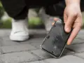 Zepsuty ekran telefonu leży na chodniku. Zastanawiasz się, ile kosztuje naprawa aparatu w telefonie po takim wypadku?