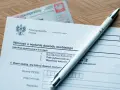 Formularz wniosku o wydanie dowodu osobistego i długopis. Czas oczekiwania na dowód zależy od urzędu.