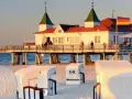 Plaża w Ahlbecku z molo i charakterystycznymi koszami plażowymi. Idealne miejsce na relaks i podziwianie zachodu słońca.
