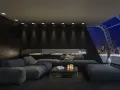 Jakie dodatki do ciemnych mebli w salonie rozjaśnią wnętrze?