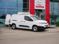 Biały, mały dostawczak z chłodnią na dachu stoi przed salonem Toyoty.