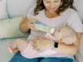 Kiedy zmienic przeplyw smoczka? Mama karmi dziecko butelką, obserwując, czy maluch nie ma problemów z jedzeniem.