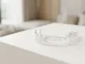 Przezroczysty retainer, który pomaga utrzymać zęby w idealnym położeniu po leczeniu ortodontycznym.