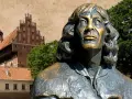 Pomnik Kopernika przed zamkiem kapituły warmińskiej.