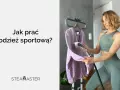 Kobieta w sportowym stroju prasuje parownicą fioletową bluzę. Dbanie o odzież sportową jest kluczowe.