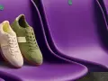 Due sneakers Clarks, una beige e una verde, sedute su sedili viola. Le Clarks calzano mezza misura in meno, perfette per un look casual.