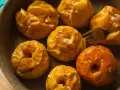 Des pommes au four dorées et fondantes, prêtes à être dégustées. Une recette simple et réconfortante.