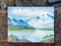 Pintura de montañas nevadas y un lago sereno, mostrando como se pinta con acuarela. Nubes blancas flotan en un cielo azul.