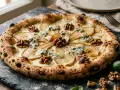 Wykwintna pizza bianca z gruszką, orzechami włoskimi i serem pleśniowym, idealna na elegancką kolację.