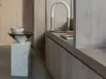 En marmorpall med en metallskål och en ljus keramikskål. Vad passar till grått? Denna stilrena inredning med trä och metall.