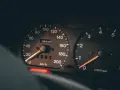 Obrotomierz i prędkościomierz pokazują, na jakich obrotach jeździć dieslem. Prędkość 0 km/h, obroty poniżej 1000 rpm.