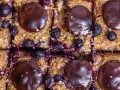 Saftige baked oats mit Blaubeeren und Schokoladenchips, bestreut mit Meersalzflocken. Ein köstlicher Genuss!