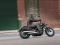 Motocyklista na Honda Shadow 750, z uwzględnieniem danych technicznych, pędzi ulicą.
