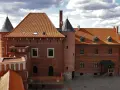 Zamek w Tykocinie, z cegły i dachówką, z wieżami i kominami. Ciekawostki o jego historii i architekturze zachwycają.