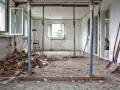Ruiny i rusztowania w pokoju świadczą o trwających remontach kamienic.