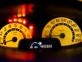 Cruscotto auto con spie accese: olio, batteria, motore, cinture, freno. Tachimetro e contagiri gialli. Display mostra temperatura, livello carburante e chilometraggio. È ora di controllare TPMS.