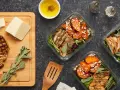 Repas préparés pour manger healthy : poulet grillé, patates douces, fromage et salade.