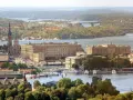 Sztokholm atrakcje za darmo: widok na Gamla Stan, Pałac Królewski i Riksbanken. Woda, mosty i zieleń tworzą malowniczy krajobraz.