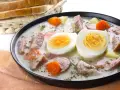 Pyszny żurek z kiełbasą, jajkiem i ziemniakami. Czy żurek można mrozić? Tak, można go zamrozić, by cieszyć się nim później.