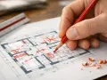 Rysowanie planu domu z zaznaczeniami. Zastanawiasz się, ile kosztuje adaptacja projektu?