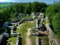 Ruiny zamku w Wleniu, malownicze wzniesienie z widokiem na dolinę. Wspaniałe wleń atrakcje dla miłośników historii.
