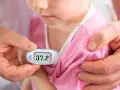 Dziecko ma 37.2°C. Czy można kąpać dziecko ze stanem podgorączkowym? Rodzic mierzy temperaturę.