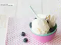 Delicioso helado de yogur casero con arándanos frescos, servido en un cuenco colorido. ¡Un postre perfecto para refrescarse!