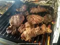 Soczyste kawałki mięsa grillują się na ruszcie, tworząc idealne **churrasco**. Dym unosi się, zapowiadając ucztę.