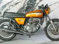 Pomarańczowy motocykl Yamaha DHC 750, klasyk z lat 70. Jego yamaha xtz 750 dane techniczne to legenda.