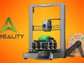 Drukarka 3D Creality Ender-3 V3 z wydrukowanym modelem pojazdu i szpulą filamentu. Poznaj jej **ender 3 wymiary** i możliwości.